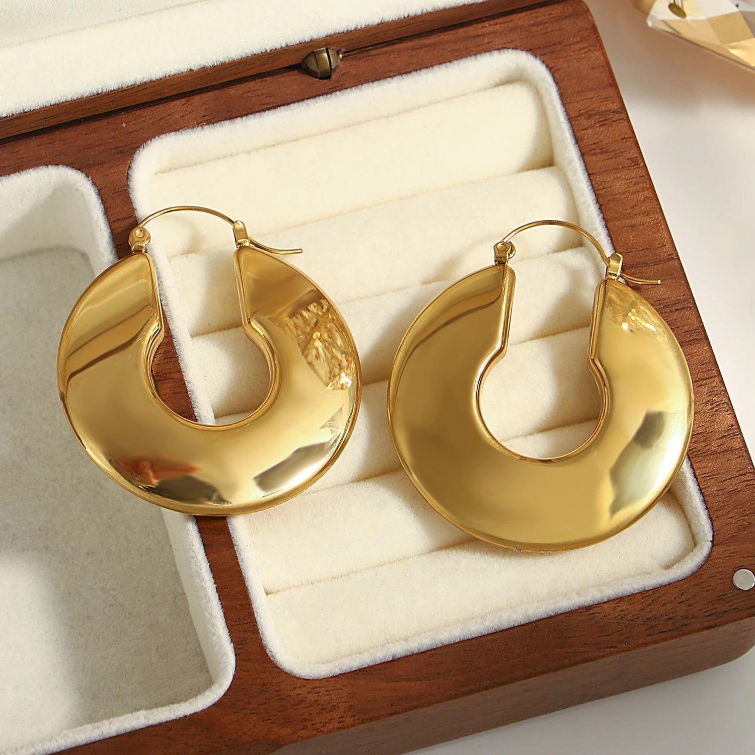 Sculpted Shine Chunky Hoops – Gold-Plated Classic