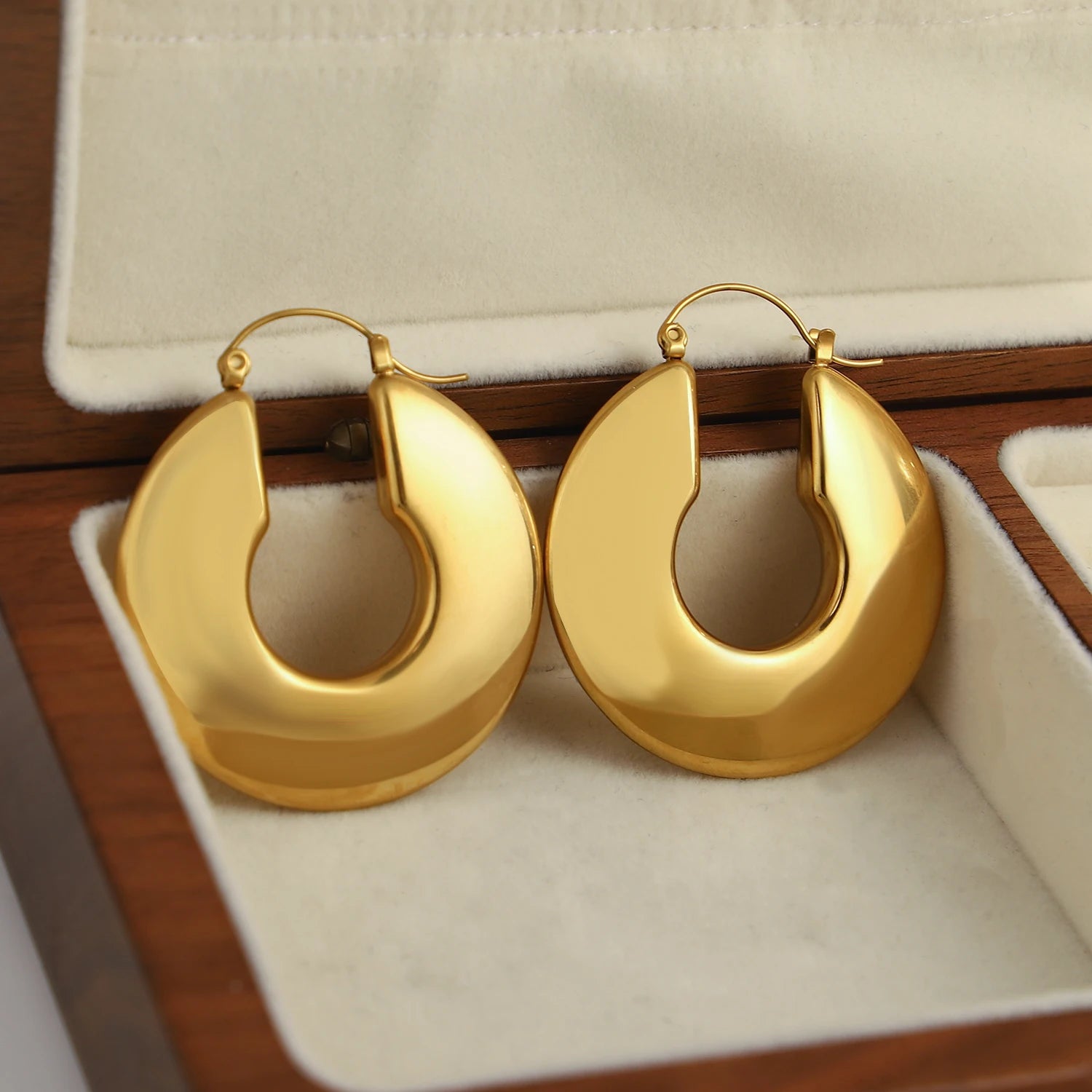 Sculpted Shine Chunky Hoops – Gold-Plated Classic