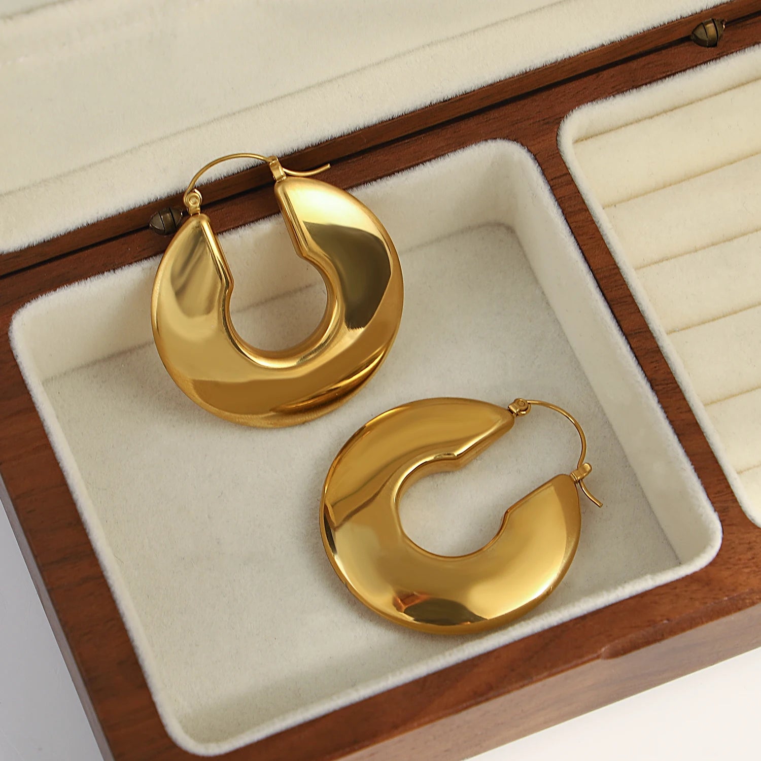 Sculpted Shine Chunky Hoops – Gold-Plated Classic