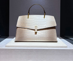 Load image into Gallery viewer, Shell-Shaped Crocodile Pattern Leather Bag – Luxe Texture, Bold Silhouette
