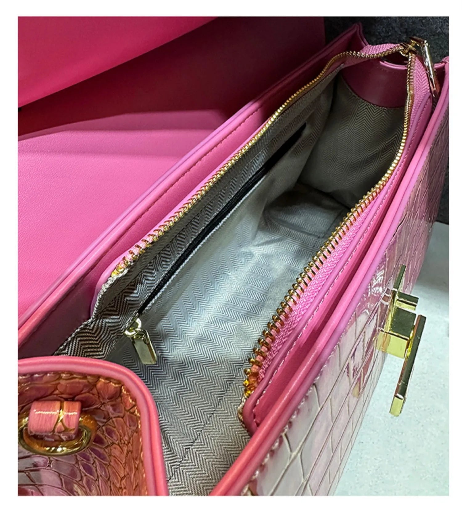 Shell-Shaped Crocodile Pattern Leather Bag – Luxe Texture, Bold Silhouette