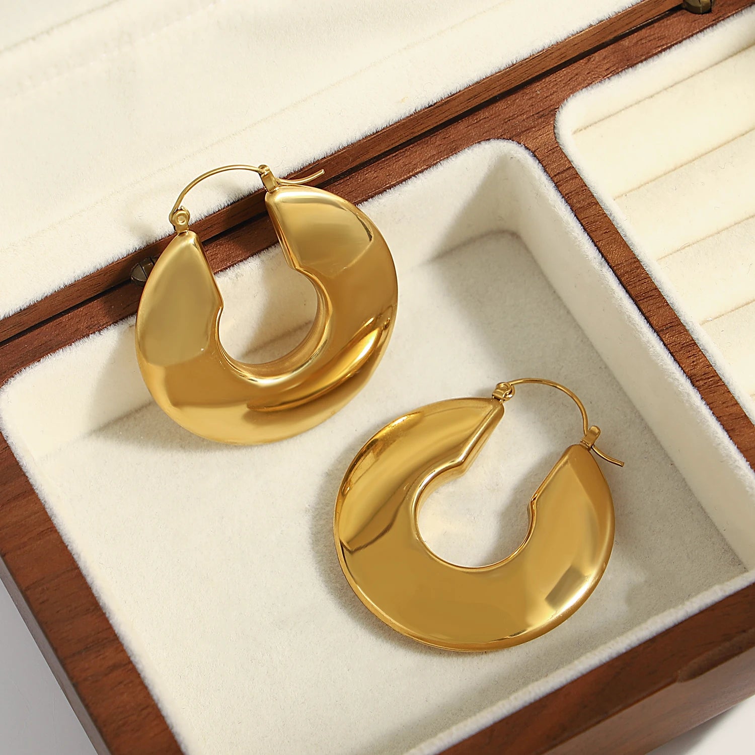 Sculpted Shine Chunky Hoops – Gold-Plated Classic