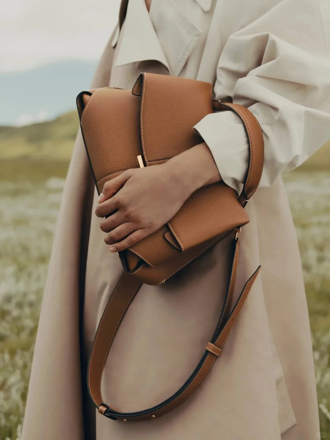 Structured Leather Handbag – Sleek. Chic. Made to Move.