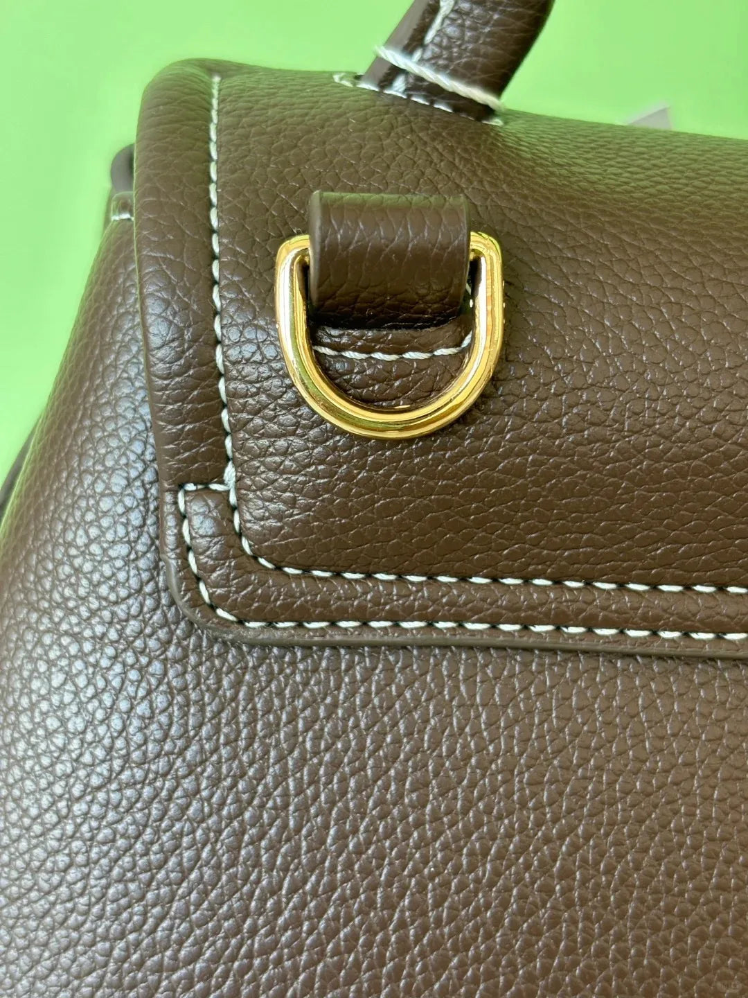 Structured Leather Handbag – Sleek. Chic. Made to Move.